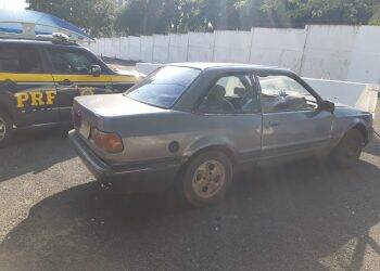 Carro furtado há 27 anos em São Paulo é recuperado na Ponte da Amizade pela PRF