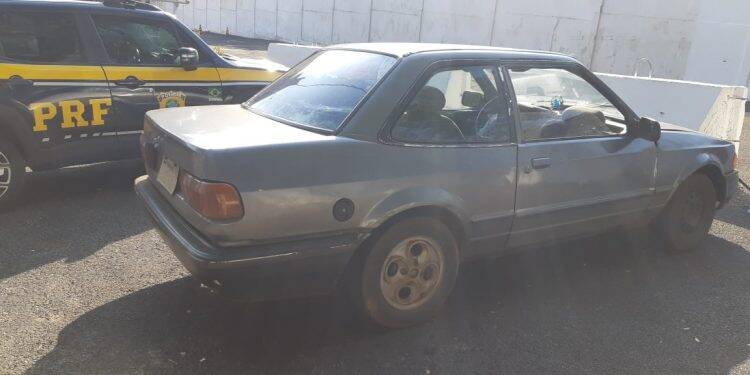 Carro furtado há 27 anos em São Paulo é recuperado na Ponte da Amizade pela PRF