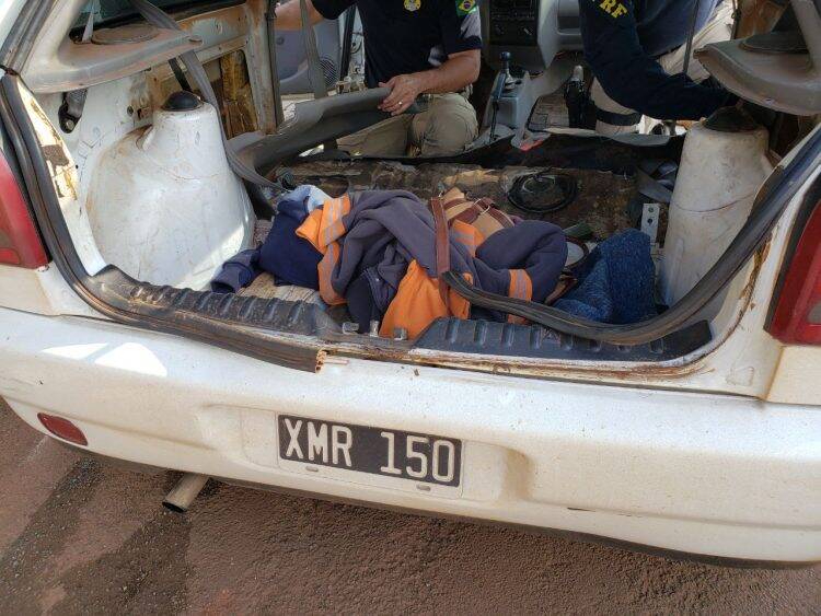 PRF apreende carro brasileiro com placas falsas da Argentina transportando drogas