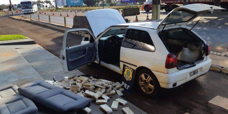 PRF apreende carro brasileiro com placas falsas da Argentina transportando drogas