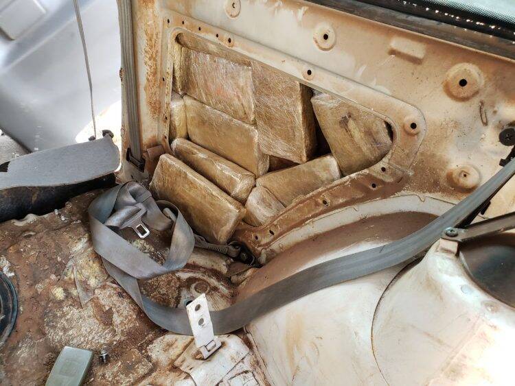 PRF apreende carro brasileiro com placas falsas da Argentina transportando drogas