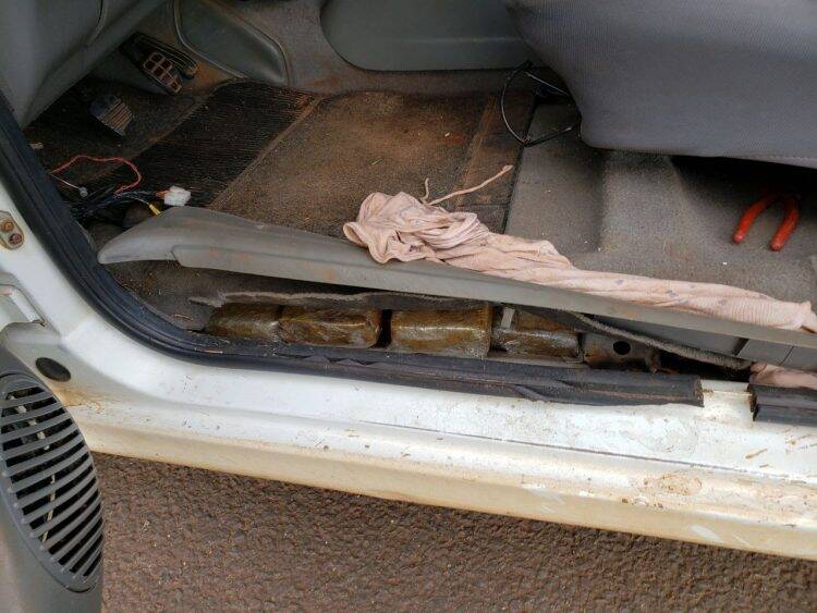 PRF apreende carro brasileiro com placas falsas da Argentina transportando drogas