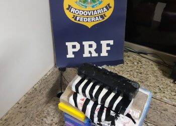 PRF encontra cocaína em fundo falso de automóvel