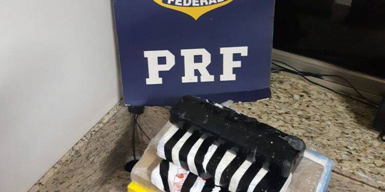 PRF encontra cocaína em fundo falso de automóvel