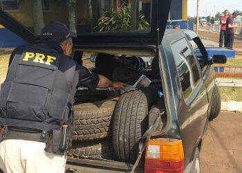 PRF prende veículo transportando pneus, cigarros e eletrônicos
