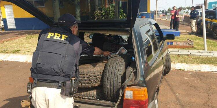 PRF prende veículo transportando pneus, cigarros e eletrônicos