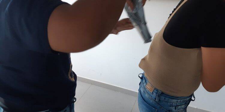 PRF encontra armas junto ao corpo de passageiras de ônibus