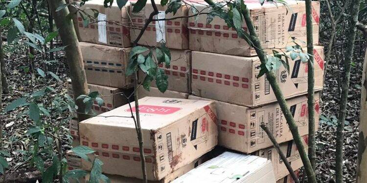 Policiais encontram depósito de cigarros em porto clandestino na cidade de Guaíra