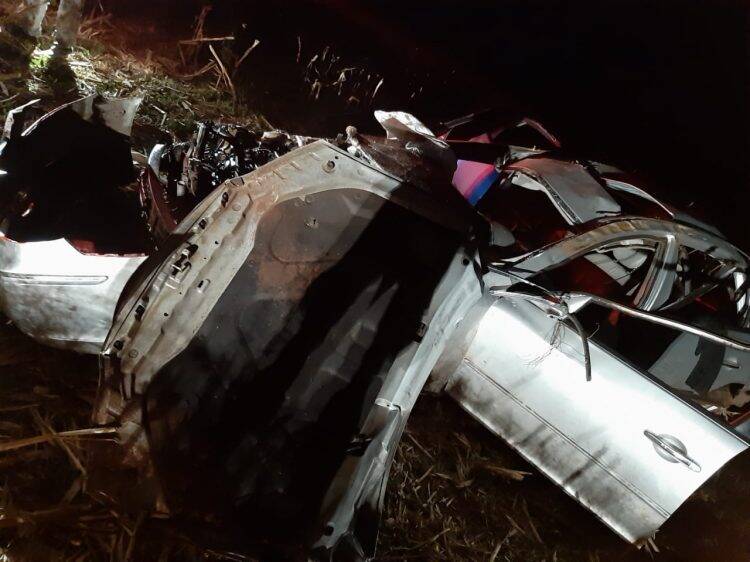 Condutor tenta fugir de bloqueio policial é encaminhado ao hospital após capotar veículo