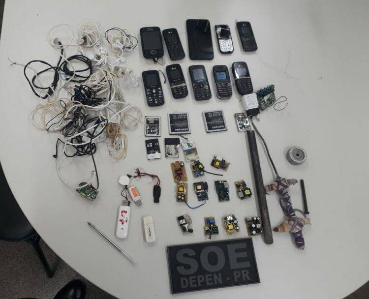 SOE apreende celulares, pendrives e até modem de internet na PEF2 em Foz