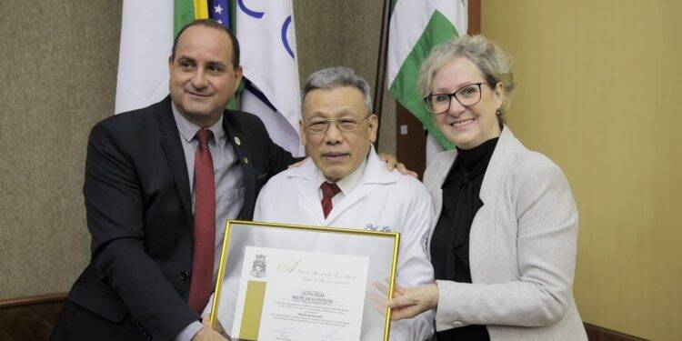 Mestre em acupuntura, Dr. Lin Pin Chuan, foi homenageado na Câmara de Foz