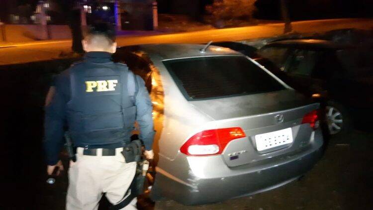Polícia Rodoviária Federal apreende dois carros com cigarros e prende batedores