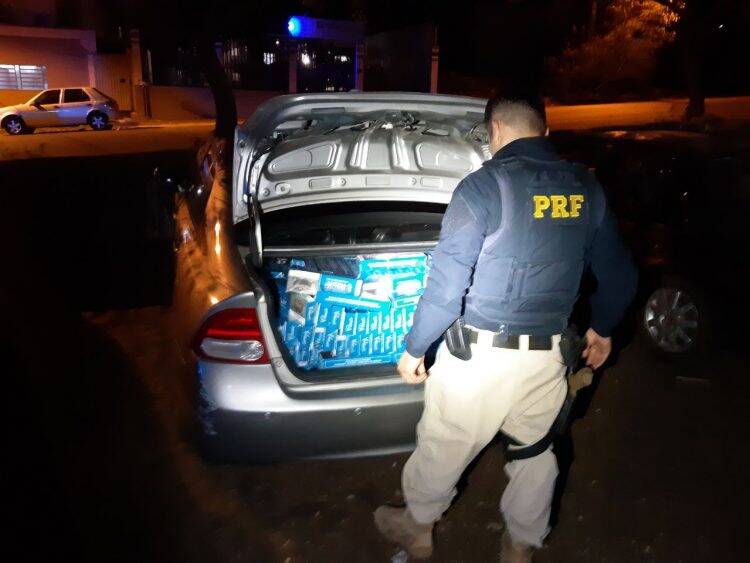 Polícia Rodoviária Federal apreende dois carros com cigarros e prende batedores