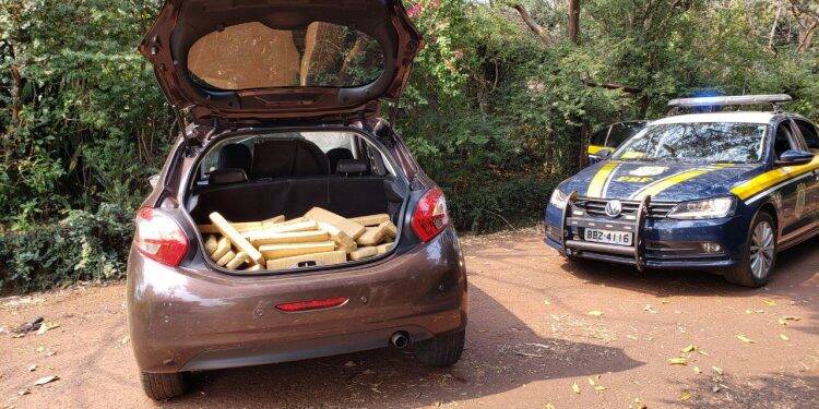 PRF prende homem com 85 quilos de maconha em carro roubado em Santa Terezinha