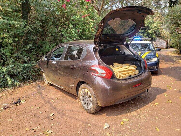 PRF prende homem com 85 quilos de maconha em carro roubado em Santa Terezinha