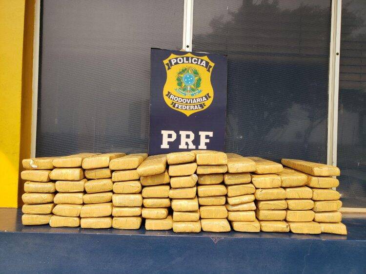 PRF prende homem com 85 quilos de maconha em carro roubado em Santa Terezinha
