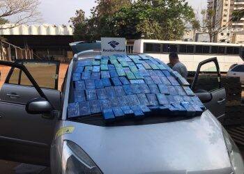 Fundo falso em veículo com quase 100 mil reais em smartphones é encontrado pela Receita Federal