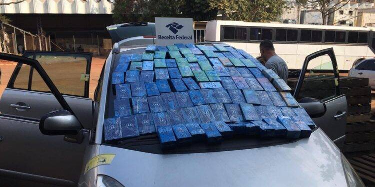 Fundo falso em veículo com quase 100 mil reais em smartphones é encontrado pela Receita Federal
