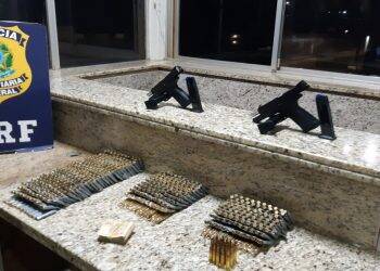 PRF apreende em Santa Terezinha mais de mil munições de fuzil que iriam para o RJ