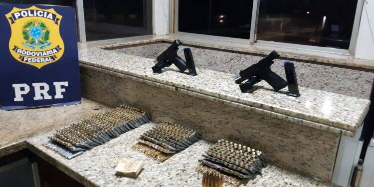 PRF apreende em Santa Terezinha mais de mil munições de fuzil que iriam para o RJ