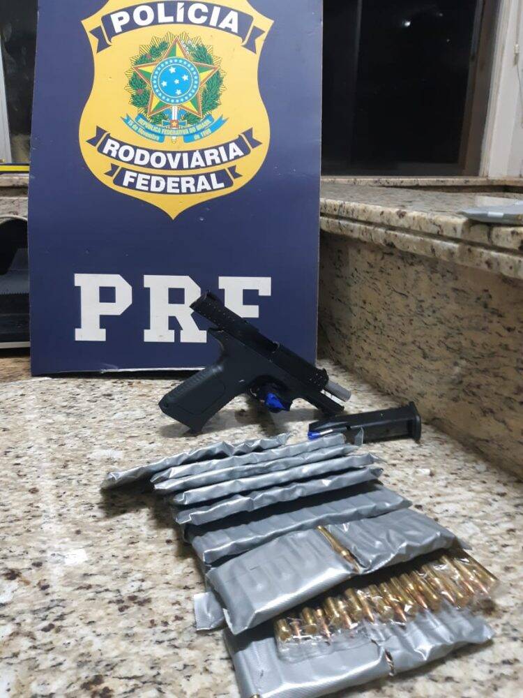 PRF apreende em Santa Terezinha mais de mil munições de fuzil que iriam para o RJ