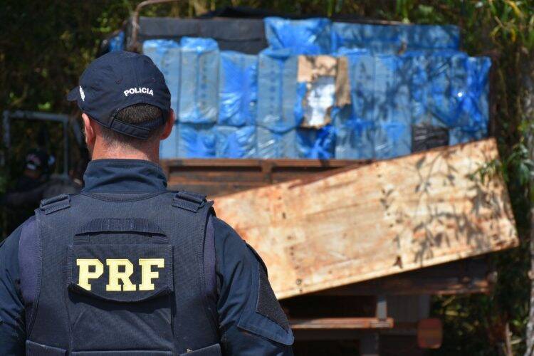 Com ajuda de helicóptero, PRF e Polícia Civil encontram caminhão com cigarro em meio à mata