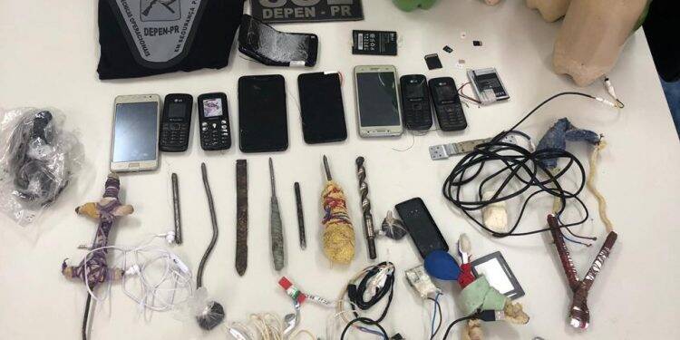 Em revista geral na penitenciária de Foz, SOE encontra bebida, celulares, chips e carregadores