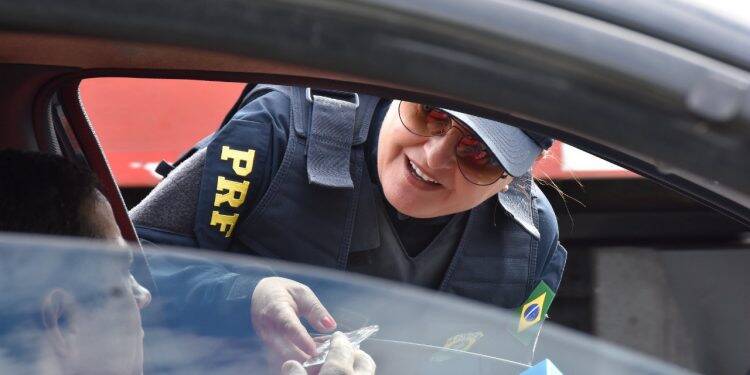 PRF esclarece as condições para estrangeiro conduzir veículos no Brasil