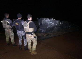 Após confronto, embarcação e caminhão carregados de cigarros são apreendidos pela Polícia Federal