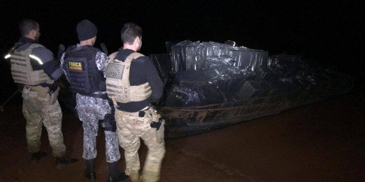 Após confronto, embarcação e caminhão carregados de cigarros são apreendidos pela Polícia Federal