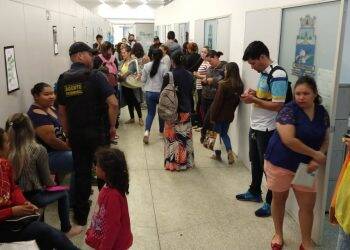 Pais fazem fila por vaga em nova creche de tempo integral