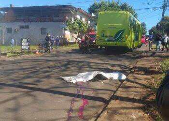 Idoso morre atropelado por ônibus
