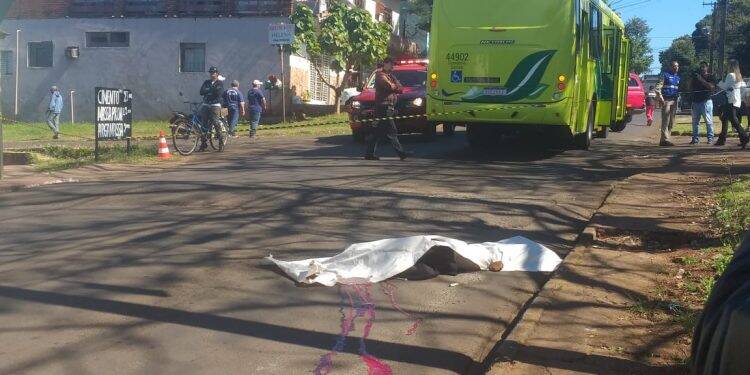 Idoso morre atropelado por ônibus