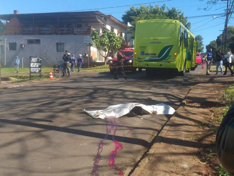 Idoso morre atropelado por ônibus