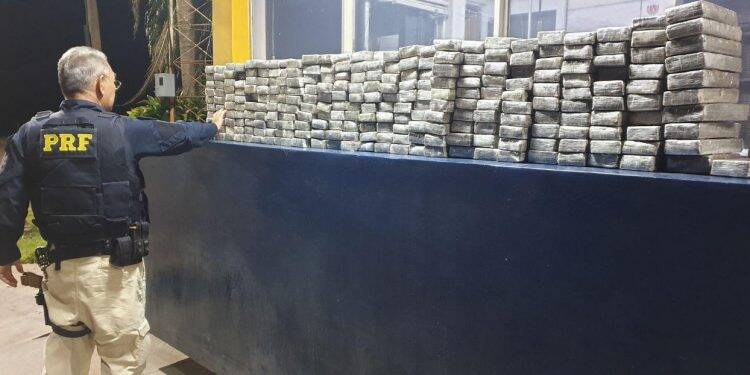 PRF apreende meia tonelada de maconha e R$ 2,25 milhões em cigarros no Paraná