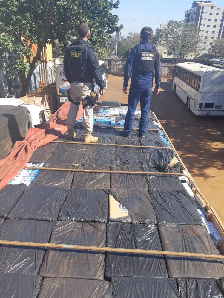 PRF, Receita Federal e Polícia Civil apreendem cerca de 500 caixas de cigarros