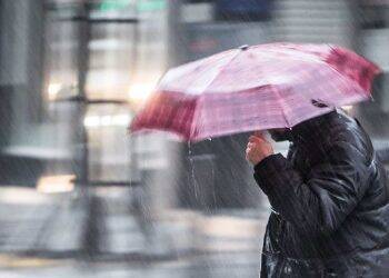 Dia começa com vento forte e chuva, temperatura deve cair durante a tarde