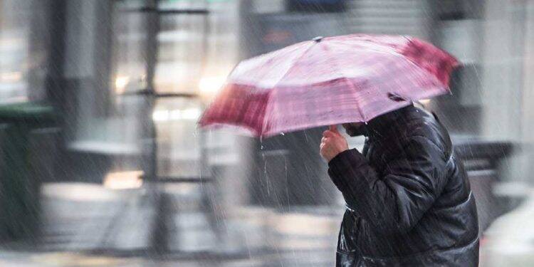 Dia começa com vento forte e chuva, temperatura deve cair durante a tarde