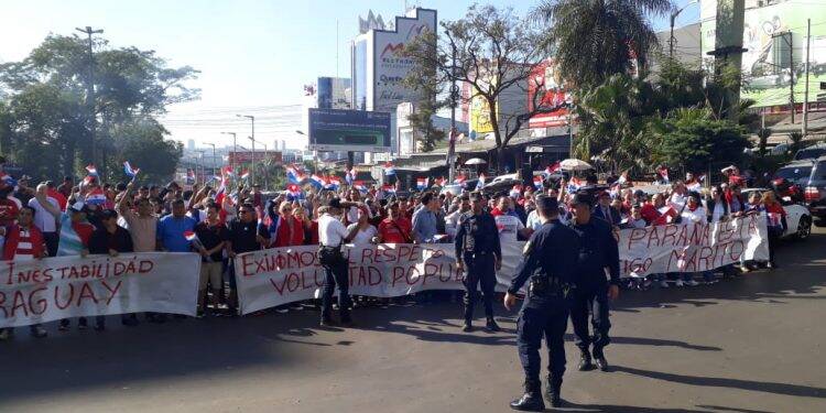 Manifestação em apoio a Marito fecha trânsito em Cidade do Leste