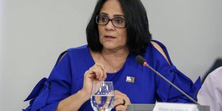 Ministra Damares lança em Foz campanha “Criança não é Brinquedo”