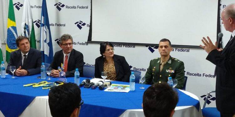 Criança brinca, mas não é brinquedo, diz Damares em lançamento de campanha em Foz do Iguaçu