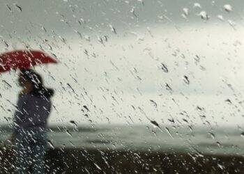Dia começa com vento forte e chuva, temperatura deve cair durante a tarde