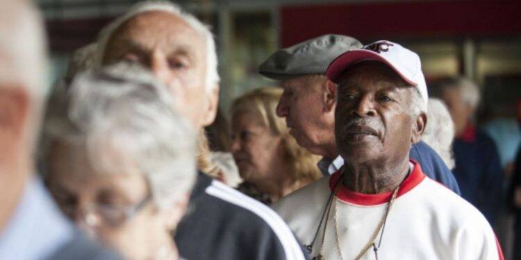 Caixa começa a pagar PIS para cotistas a partir de 60 anos