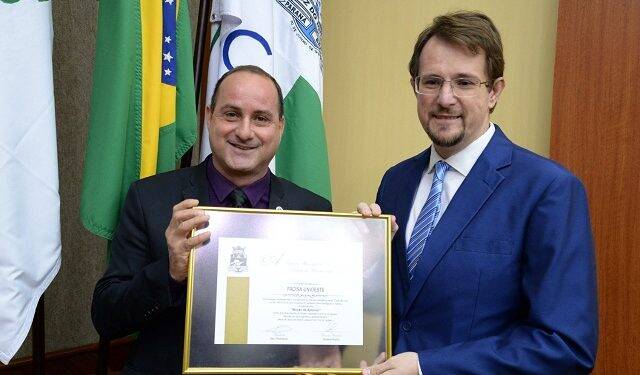 Pioneira no ensino superior em Foz, Unioeste recebe homenagem da Câmara Municipal