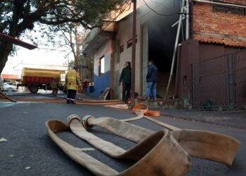 Bombeiros de Cidade do Leste controlam incêndio em prédio com estudantes brasileiros