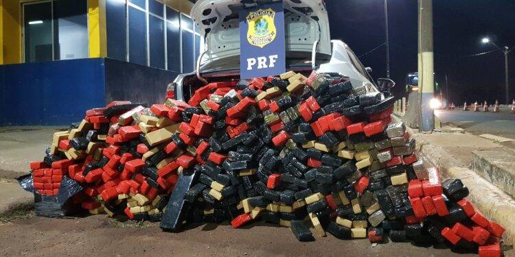 PRF e Polícia Civil apreendem quase 710 quilos de maconha em Santa Terezinha de Itaipu