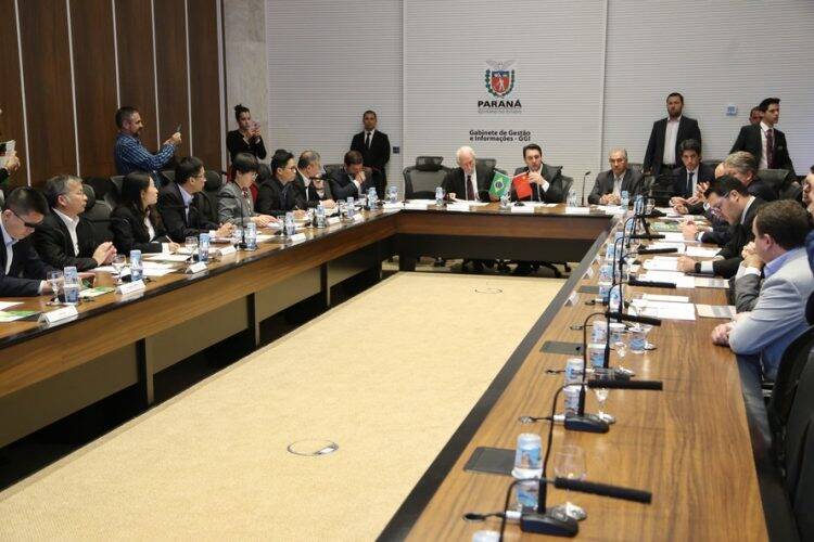 Ratinho Junior apresenta projeto de Ferrovia até Foz do Iguaçu para empresários chineses