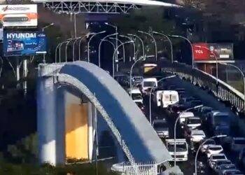 Dólar abre a semana em alta e chega a R$ 4,05 na fronteira