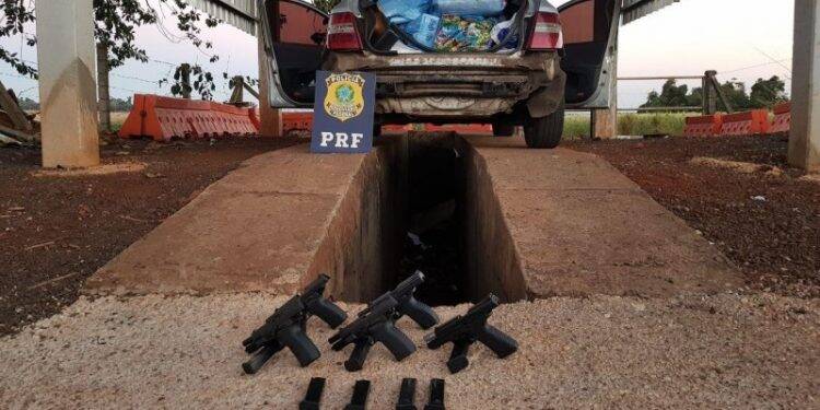 PRF e Polícia Civil prendem duas mulheres com cinco pistolas em SMI