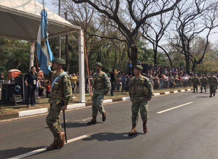 Desfile da Independência em Foz do Iguaçu  teve presença de militares da Argentina e Paraguai
